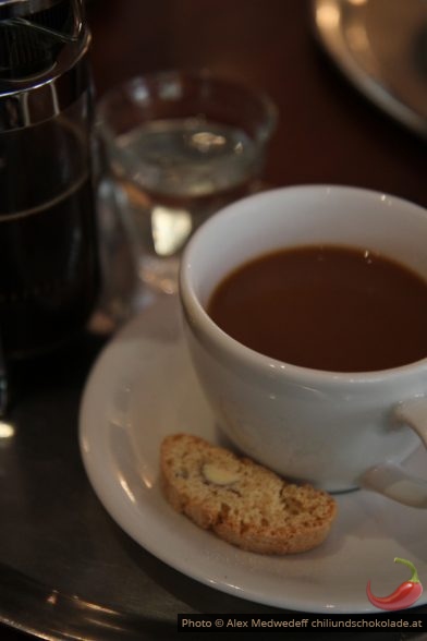 Kaffeetasse mit Cantuccini in der «Rösterei»