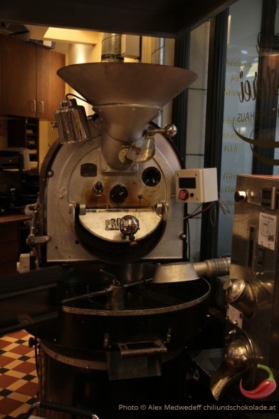 Kaffeeröstofen «Probat» im Geschäftsraum der «Rösterei»