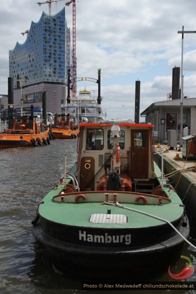 Schleppschiff H3408 und Elbphilharmonie