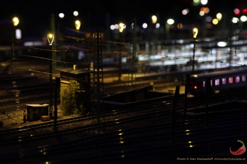 Detailaufnahme des Bahnhofs «Kuffingen» bei «Nacht»