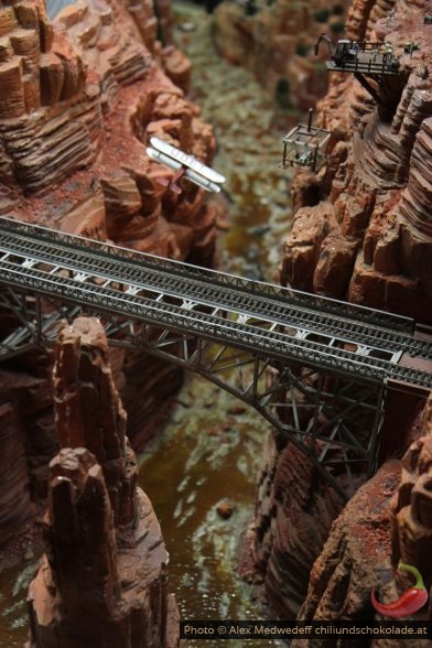 Brücke, Flugzeug und Plattform mit Arbeitern im Grand-Canyon-Modell