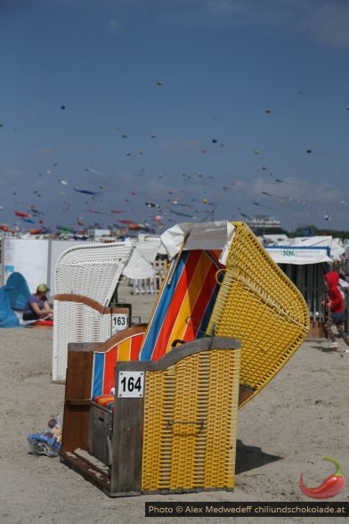 Geöffneter Strandkorb mit nach hinten gesenkter Sitznische