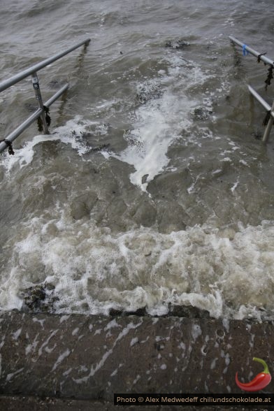 Treppen am Ufer des Strands von Norddeich