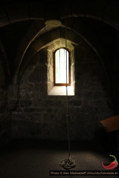 Corde de la cloche dans la chapelle latérale de l'église Saint-Voy