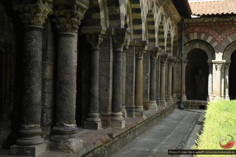 Rangée d'arcades du cloître du Puy-en-Velay