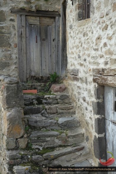 Vieil escalier menant à une vieille porte