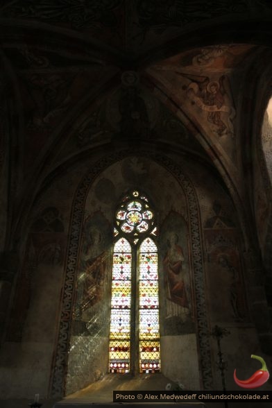 Fresques autour d'un vitrail de l'église de Saint-Cirgues