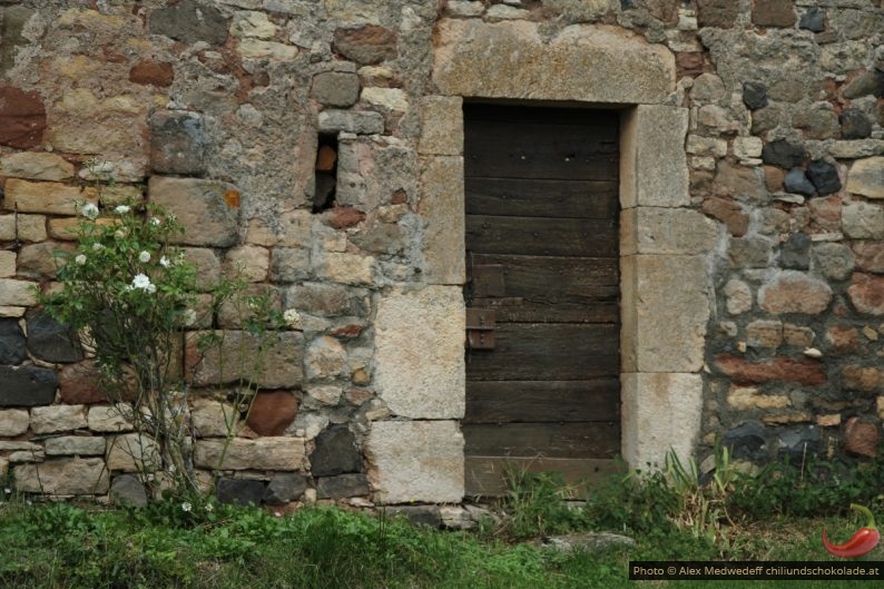 Vieille porte avec chambranle en pierres taillés