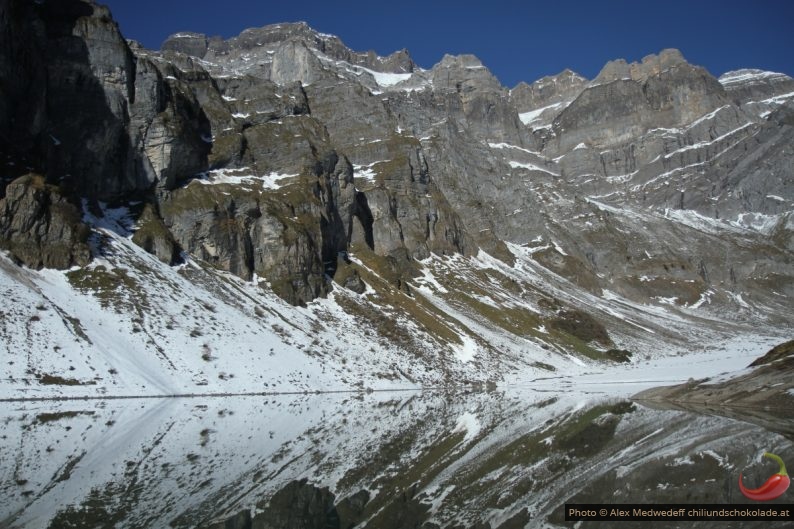 Oberblegisee vor Gelb Berg und Spitzsteinturm