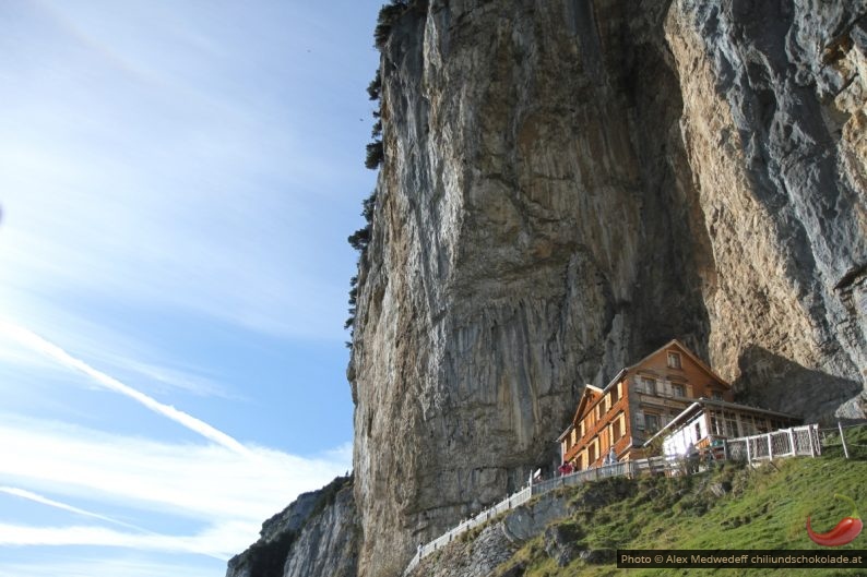 Gasthaus Aescher und Felswand