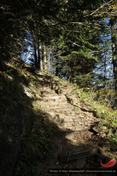 Eisenbahnschienen als Treppen am Weg zum Gasthaus Äscher