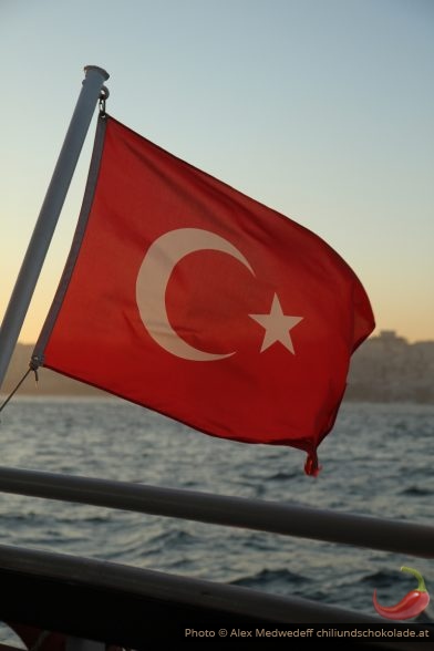 Flagge der Türkei auf einem Fährschiff