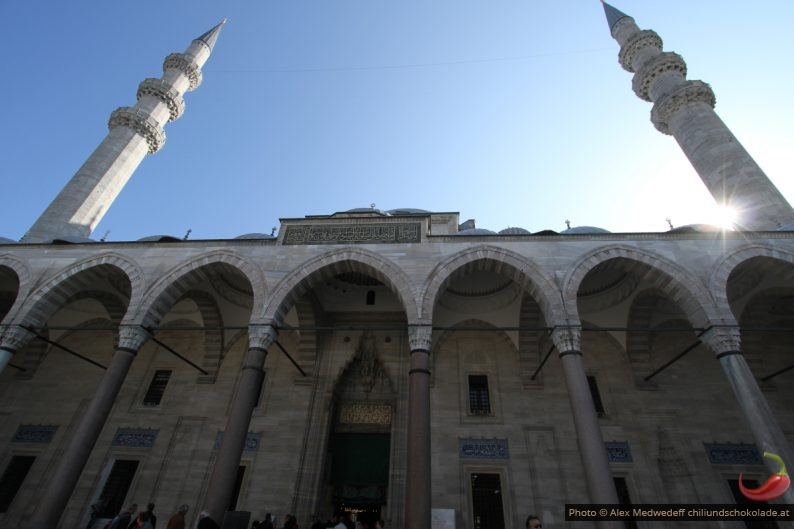 Eingang vom Innenhof in die Süleymaniye-Hauptmoschee