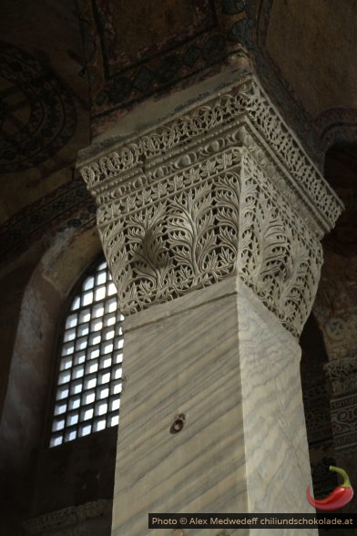 Quadratische Säule mit fein gemeisselten Kapitell