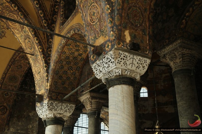 Feine gemeisselte Kapitelle und Dekor der Hagia Sophia