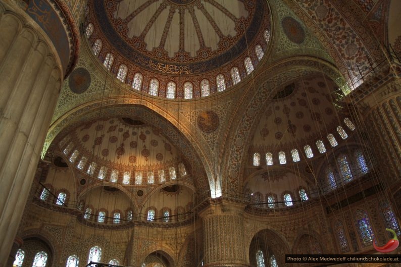 Bögen und Kuppeln der Sultan-Ahmed-Moschee