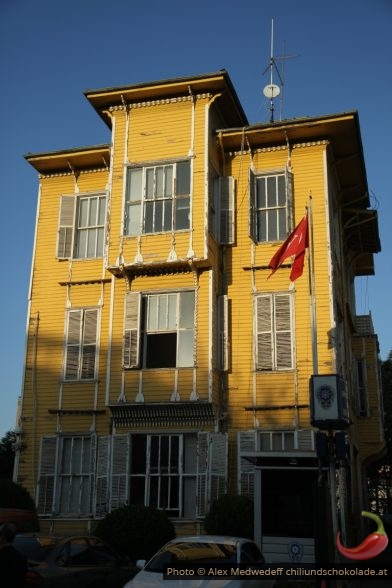 Gelbes Holzhaus im Stadtteil Fatih