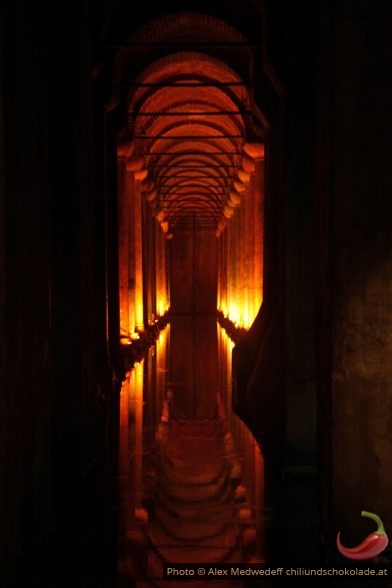 Bleuchteter Säulengang der Cisterna Basilica