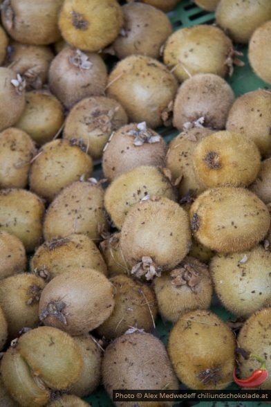 Petits fruits de kiwi sur le marché de Lausanne