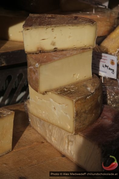Pile de fromages à différents stades d'affinage