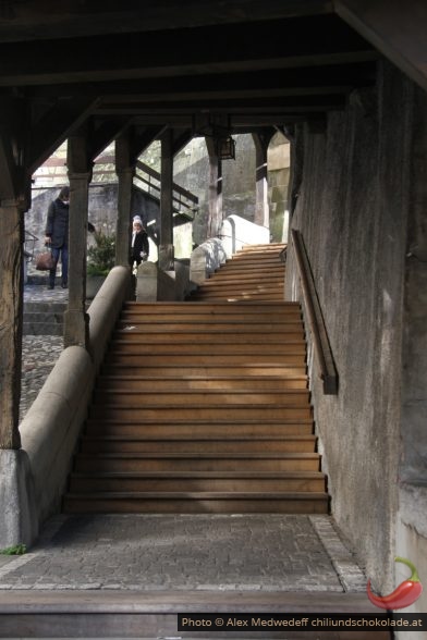 Sur les escaliers du Marché couvert