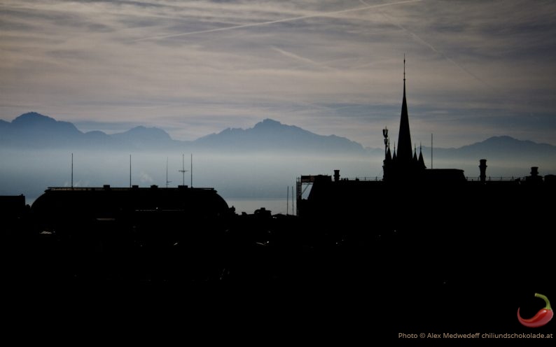 Silhouette de Lausanne devant la silhouette du Chablais