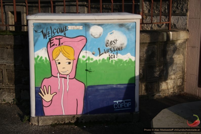 Borne éléctrique décorée «Welcome E.T., c'est Lausanne ici»