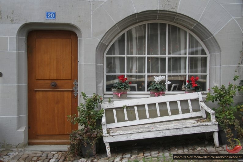 Banc pentu dans une rue pentue