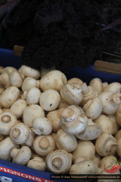 Champignons de Paris et feuilles de choux frisés violettes