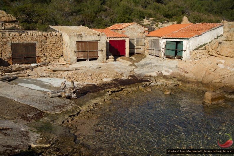 20150219-145059_remises_a_bateaux_de_la_seche_de_gassin