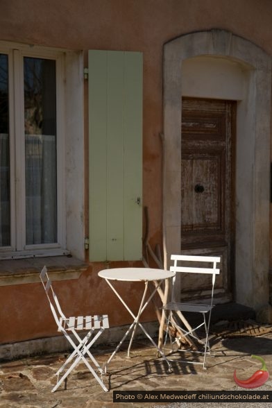 20150220-152620_chaise_et_table_en_fer_sur_une_terrasse