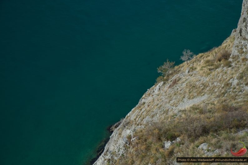 20150329-095330_tiefblick_ueber_die_felsen_von_duino