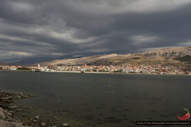 20150401-101719_blick_ueber_eine_saline_auf_die_stadt_pag