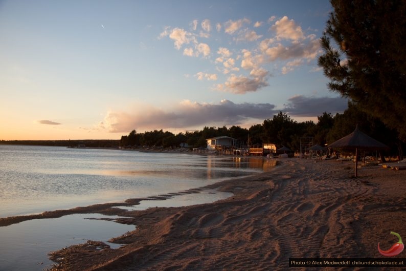 20150401-181251_strand_des_camping_simuni_mit_kuenstlich_aufgeschuettetem_strand