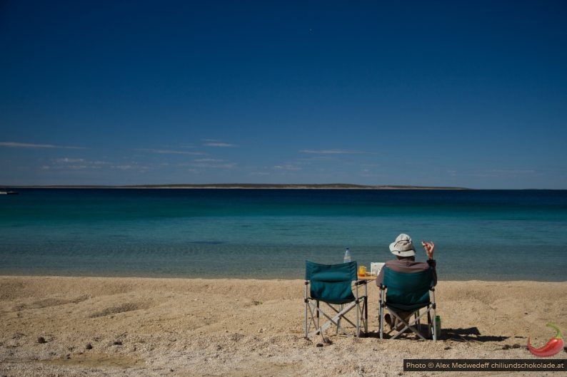 20150403-093936_andre_am_fruehstueckstisch_am_strand_von_simuni