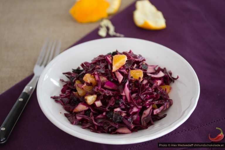 Rotkraut in einem fruchtigen Wintersalat