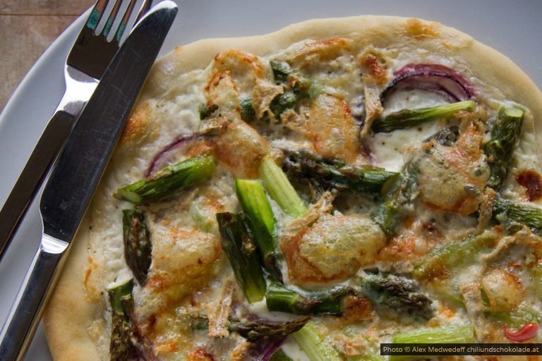 Frühlingspizza mit Spargel