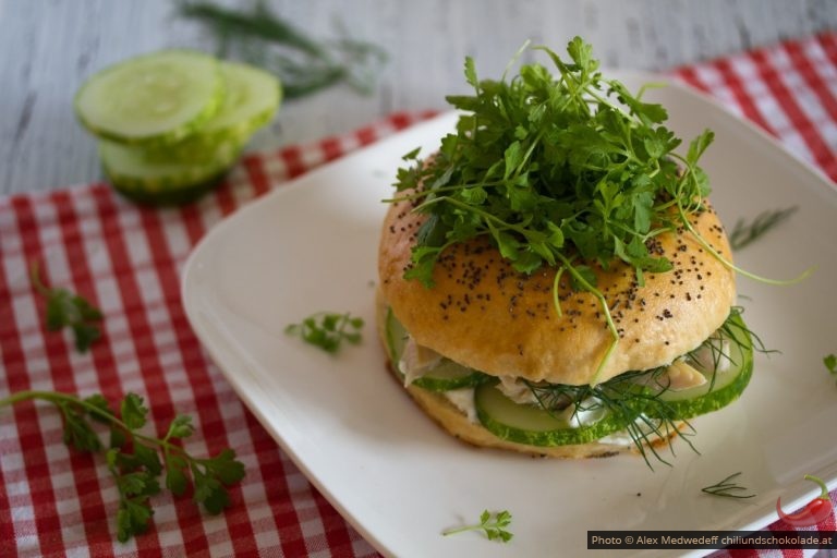 Bagels mit frischen Gurken und Räucherfisch