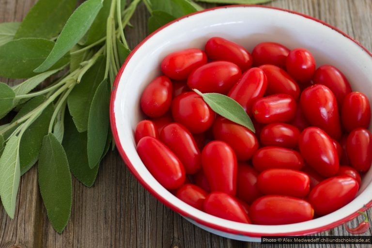 Kartoffellaibchen mit Salbeitomaten