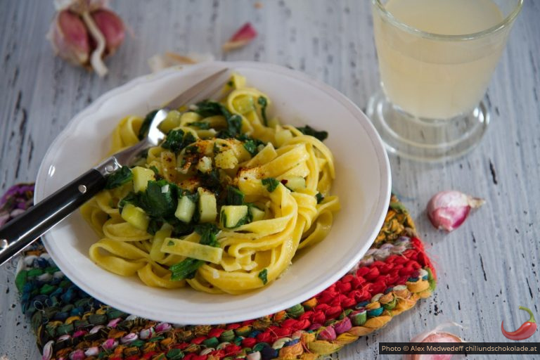 Nudeln mit Spinat, Kartoffeln und einer ordentlichen Portion Knoblauch