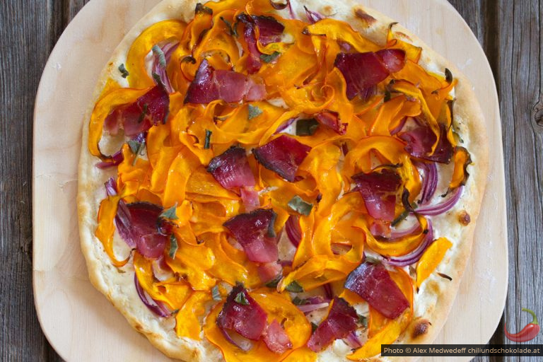 Flammkuchen mit Kürbis und Speck