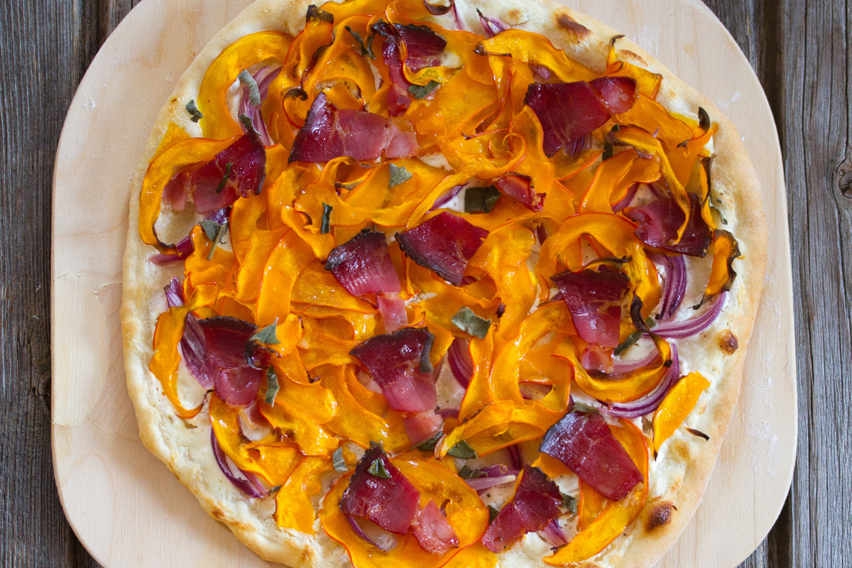 Flammkuchen mit Kürbis und Speck