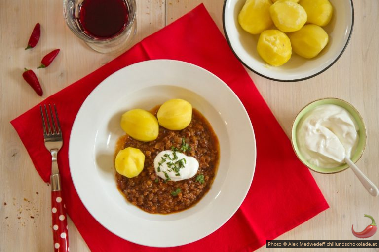 Chili mit Linsen und Knoblauchjoghurt