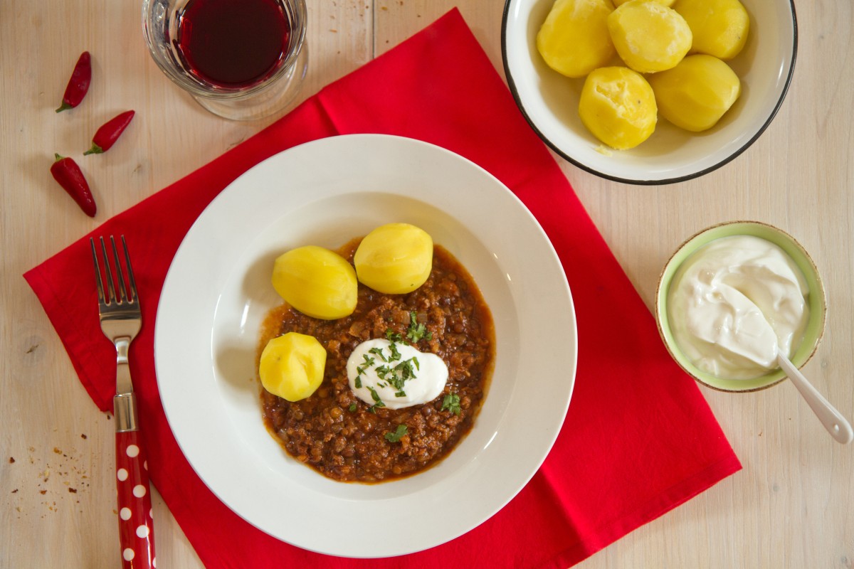 Chili mit Linsen und Knoblauchjoghurt