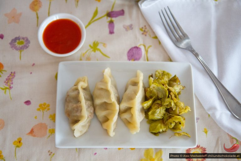 Asiatische Teigtaschen mit Kohlsprossen