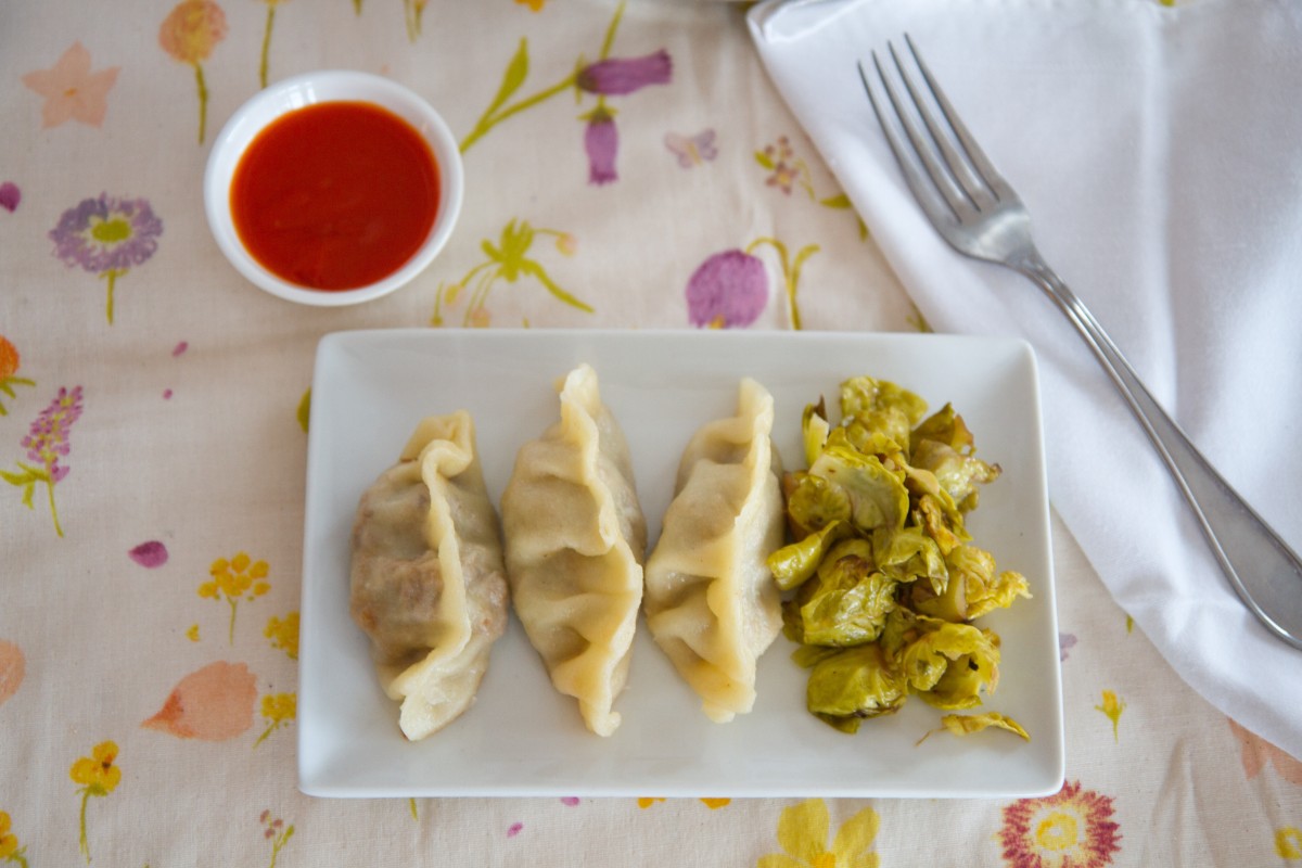 Asiatische Teigtaschen mit Kohlsprossen