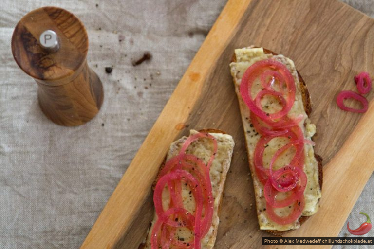 Käsetoast mit gepickelten roten Zwiebeln