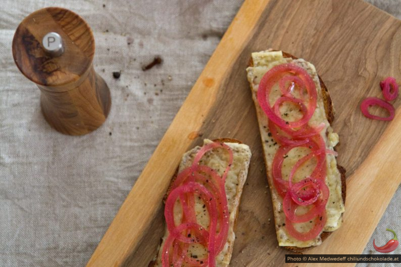 Käsetoast mit gepickelten roten Zwiebeln – Chili &amp; Schokoloade