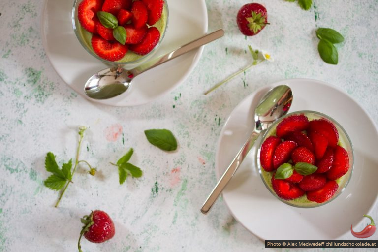 Basilikumpannacotta mit Erdbeeren