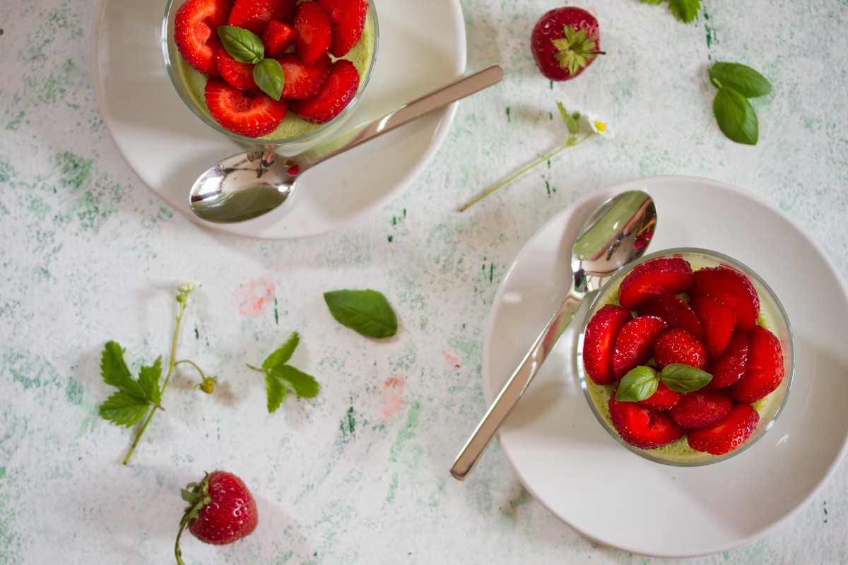 Basilikumpannacotta mit Erdbeeren